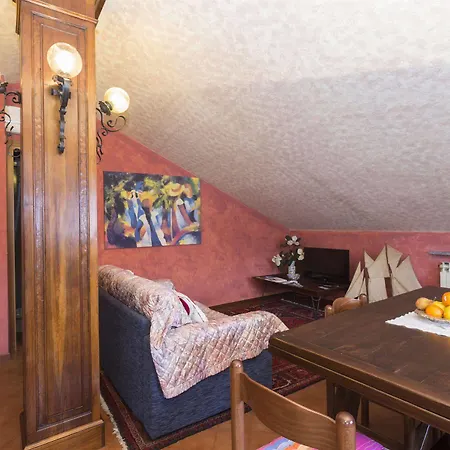 - Foresteria - Frontelago مانديلو ديل لاريو